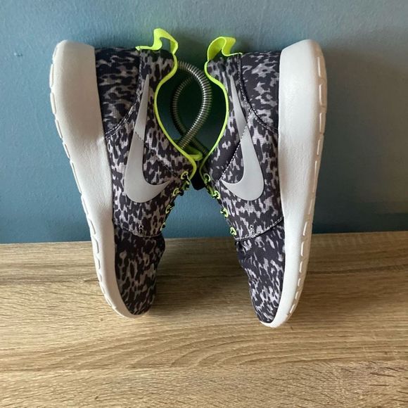 Nike Women's Roshe Run Leopard Camo Print Sneaker Running Shoes Gray Green Size - Picture 5 of 6